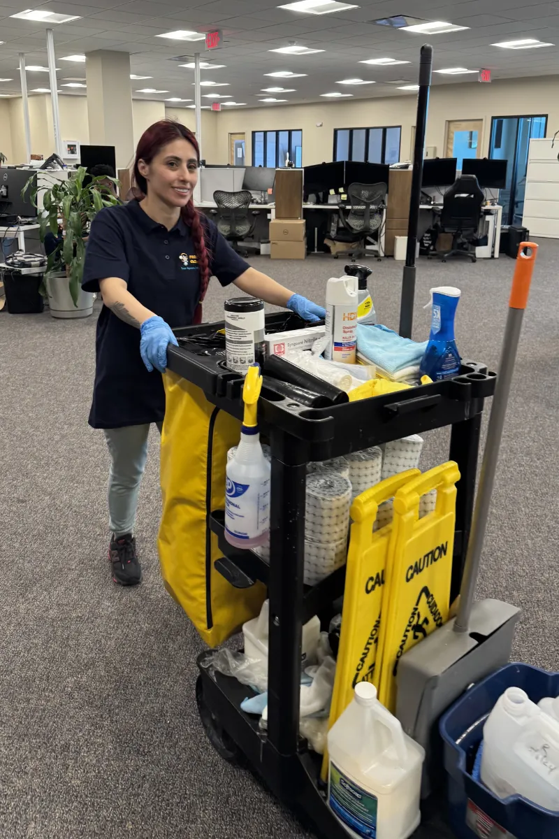 Carrito profesional de limpieza con suministros comerciales